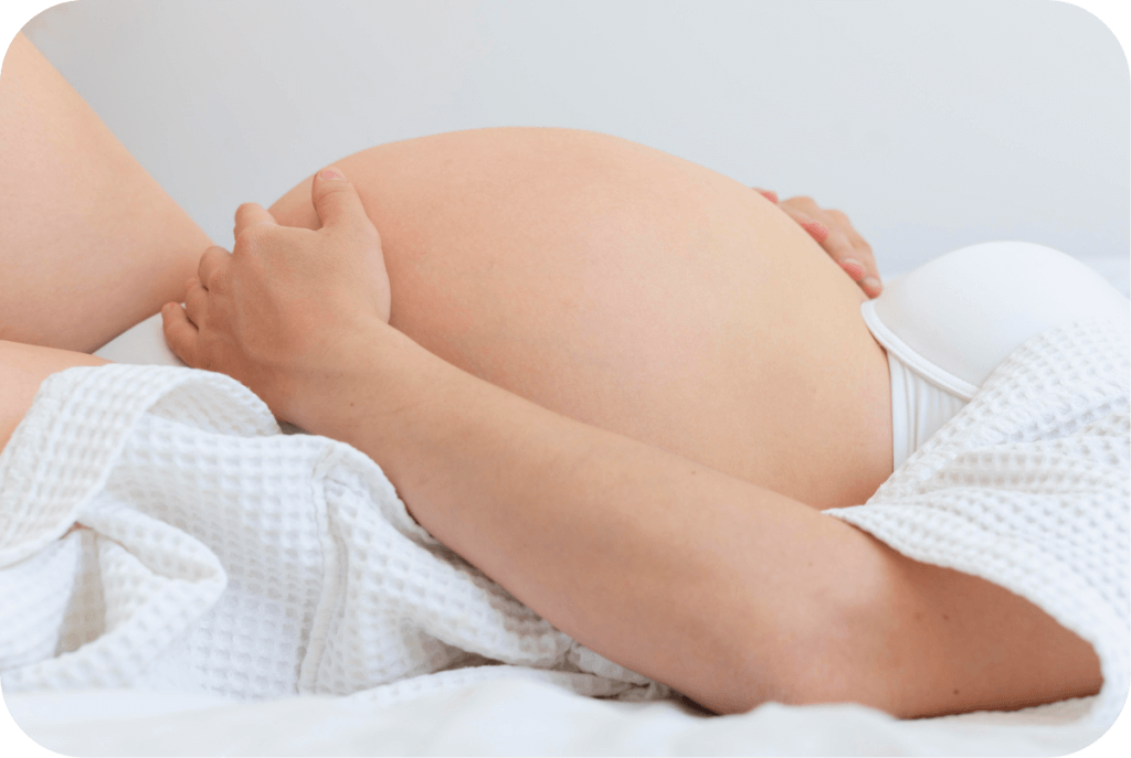Ventre d'une femme enceinte allongée sur le ventre