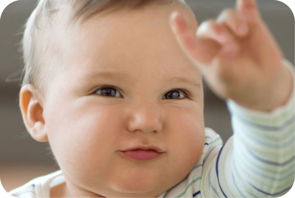 Bébé faisant des signes