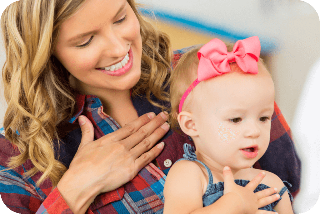 Mère avec sa petite fille qui communiquent avec des signes