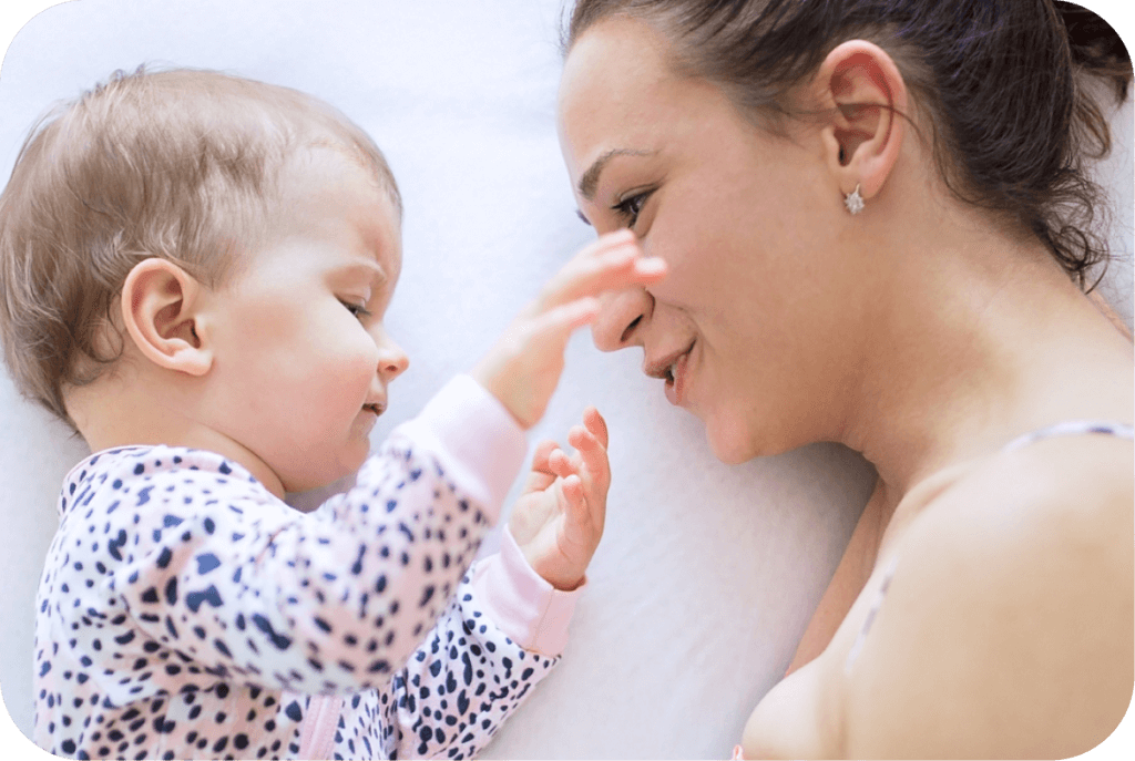 Mère avec son enfant communiquent avec des signes